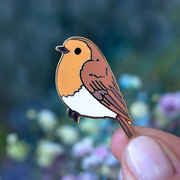 Robin Bird Enamel Pin - Gold Plated Nature & Wildlife Jewelry - Garden Brooch - Picture 3 of 3